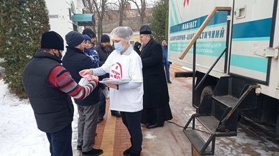 Тестувала на ВІЛ/СНІД та вакцинувала від COVID-19 мобільна бригада у Сумах Тестувала на ВІЛ/СНІД та вакцинувала від COVID-19 мобільна бригада у Сумах