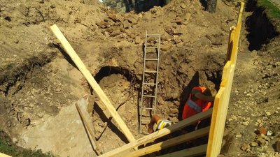 У центрі Вінниці комунальники копали траншею та виявили підземний хід
