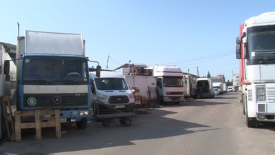 Торгували без договору: у Полтаві біля ринку прибрали чотири вантажівки