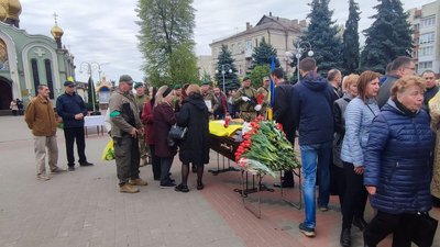 У Черкасах попрощалися із загиблим на Київщині бійцем У Черкасах попрощалися із загиблим на Київщині бійцем