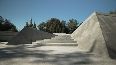 В центрі композиції — статуя Олександра Мацієвського: у Ніжині зводять меморіал загиблим військовим В центрі композиції — статуя Олександра Мацієвського: у Ніжині зводять меморіал загиблим військовим