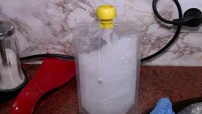 У Рівному волонтерки на домашній кухні виготовляють хімічні грілки для ЗСУ У Рівному волонтерки на домашній кухні виготовляють хімічні грілки для ЗСУ