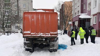 Послизнулася та впала під колеса: подробиці смертельної ДТП із сміттєвозом у Чернігові
