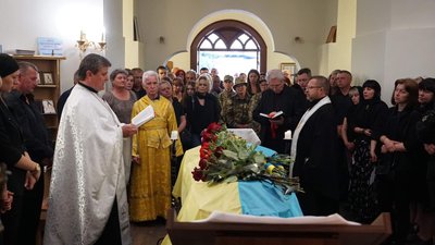 У Мукачеві попрощалися із полеглим воїном полковником Володимиром Лазуком У Мукачеві попрощалися із полеглим воїном полковником Володимиром Лазуком