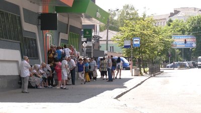 Біля відділень А-Банку рівняни утворили черги. На що розраховують