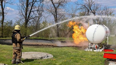 Горить резервуар з газом у Харкові Горить резервуар з газом у Харкові