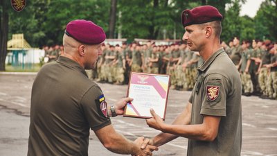 У Житомирі новобранці 95 бригади виголосили "Клятву десантника" та вдягнули марунові берети У Житомирі новобранці 95 бригади виголосили "Клятву десантника" та вдягнули марунові берети
