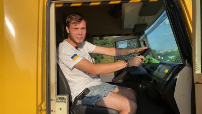 Броньована автівка волонтери благодійний фонд «Милосердя та здоров’я» Київ прифронтові лікарні військові Донеччина Броньована автівка волонтери благодійний фонд «Милосердя та здоров’я» Київ прифронтові лікарні військові Донеччина