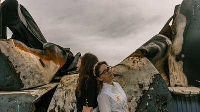 Фотограф з Івано-Франківська відзняв випускників на руїнах Чернігова Фотограф з Івано-Франківська відзняв випускників на руїнах Чернігова