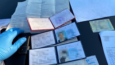 "Кришування вирубки лісу": на Харківщині обшукували поліцейських "Кришування вирубки лісу": на Харківщині обшукували поліцейських