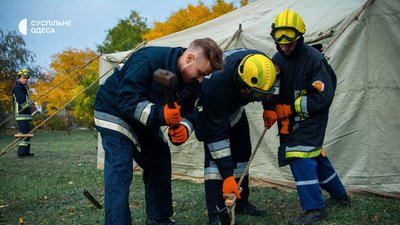 Як рятувальники-добровольці в Одесі вчаться шукати людей під завалами після ракетних ударів Як рятувальники-добровольці в Одесі вчаться шукати людей під завалами після ракетних ударів