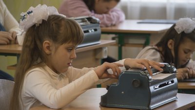 Шестикрапка: як у Дніпрі діти з порушенням зору навчаються азбуки Брайля Шестикрапка: як у Дніпрі діти з порушенням зору навчаються азбуки Брайля