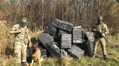Буковинці хотіли перевезти в Румунію 44 ящики цигарок