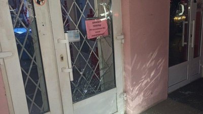 У Харкові невідомий побив сім автомобілів та вітрини двох магазинів У Харкові невідомий побив сім автомобілів та вітрини двох магазинів