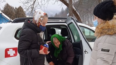 На Прикарпатті жінка три дні не могла потрапити додому через негоду На Прикарпатті жінка три дні не могла потрапити додому через негоду