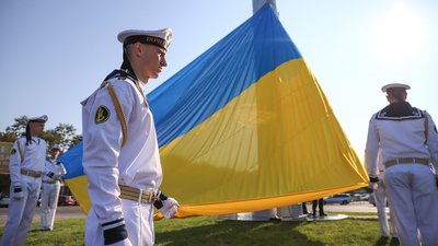 В Одеському аеропорту замайорів найбільший в місті державний прапор В Одеському аеропорту замайорів найбільший в місті державний прапор
