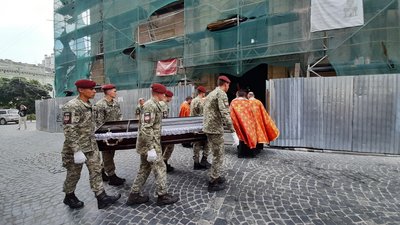 Військовослужбовці несуть труну до Гарнізонного храму Військовослужбовці несуть труну до Гарнізонного храму