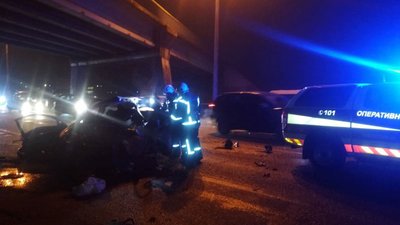 На Дніпропетровщині рятувальники вилучили тіло загиблого водія з понівеченої автівки