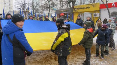 У середмісті Хмельницького до Дня Соборності розгорнули 100-метровий стяг