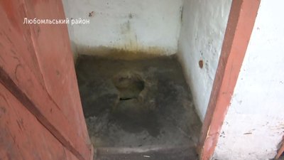 Чотири сотні учнів сільської школи ходять до туалету на вулиці Чотири сотні учнів сільської школи ходять до туалету на вулиці