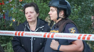 Рятувальниця з жінкою на місці ракетного удару по Слобідському району Харкова