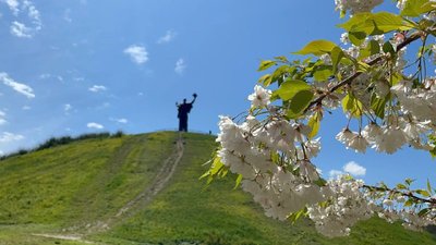 Відтінки рожевого: у Черкасах вишиковуються в чергу, щоб сфотографуватися у сакурах Відтінки рожевого: у Черкасах вишиковуються в чергу, щоб сфотографуватися у сакурах