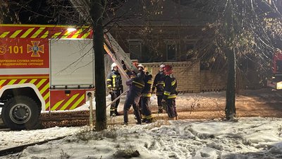 На Харківщині горів приватний будинок: рятувальники знайшли трьох загиблих На Харківщині горів приватний будинок: рятувальники знайшли трьох загиблих
