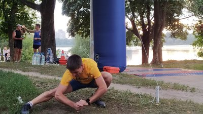 Нічний забіг. У Сумах бігуни збирали гроші на допомогу військовим Нічний забіг. У Сумах бігуни збирали гроші на допомогу військовим