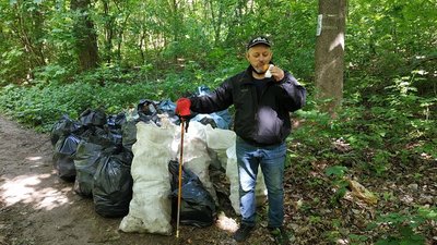 Тернополяни прибирають на різних локаціях Тернополяни прибирають на різних локаціях