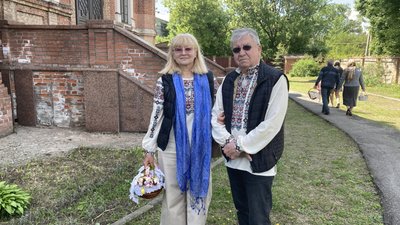 Подружжя Віра та Василь святкують Великдень у Харкові, 5 травня 2024 року Подружжя Віра та Василь святкують Великдень у Харкові, 5 травня 2024 року