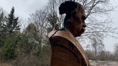 На Чернігівщині під час відступу росіяни розстріляли пам'ятник радянському солдату На Чернігівщині під час відступу росіяни розстріляли пам'ятник радянському солдату
