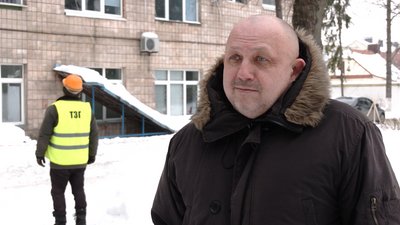 Бурульки під три метри: хто їх збиває у Рівному та хто повинен це робити Бурульки під три метри: хто їх збиває у Рівному та хто повинен це робити