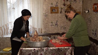 Тріо нескорених: черкащанки готують їжу для військових на передовій Тріо нескорених: черкащанки готують їжу для військових на передовій