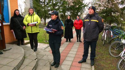 Безпека під час богослужіння: на Вінниччині рятувальники проводять інструктаж у храмах Безпека під час богослужіння: на Вінниччині рятувальники проводять інструктаж у храмах