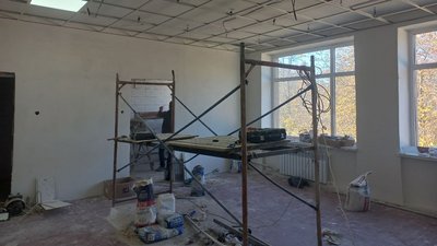 На Полтавщині в Опішнянській ТГ у закладі освіти облаштовують житло для переселенців