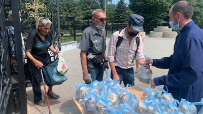 На Донеччині, при храмі УПЦ, роздають благодійні обіди На Донеччині, при храмі УПЦ, роздають благодійні обіди