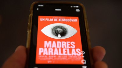 Instagram вибачилися після видалення постерів до нового фільму Педро Альмодовара Instagram вибачилися після видалення постерів до нового фільму Педро Альмодовара
