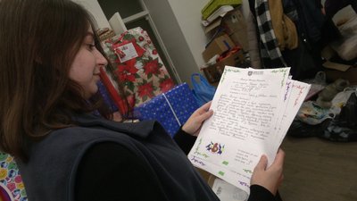 Вікторія Корінчук читає дитячі листи до Миколая Вікторія Корінчук читає дитячі листи до Миколая