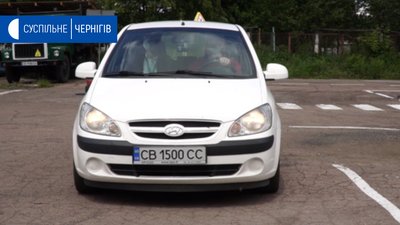 В автомобілі - двоє: екзаменатор та учень В автомобілі - двоє: екзаменатор та учень
