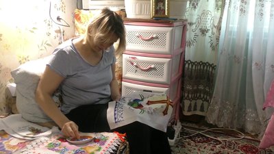 Херсонка Галина Коперсако на лікування доньки заробляє вишивкою