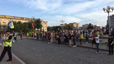 "Ні – капітуляції українським військовим": на Соборній площі Черкас мітингують містяни "Ні – капітуляції українським військовим": на Соборній площі Черкас мітингують містяни