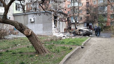 Зруйновані будинки та згорілі автомобілі: військові РФ обстріляли житловий квартал Херсона