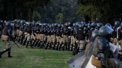 ОМОН застосовує проти демонстрантів гумові кийки, сльозогінний газ та спецтехніку ОМОН застосовує проти демонстрантів гумові кийки, сльозогінний газ та спецтехніку