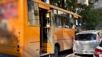 ДТП за участі маршрутки та трьох легкових автомобілів в Одесі