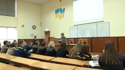 Щоб допомогти у надзвичайній ситуації: у Черкасах курсантів навчають жестової мови Щоб допомогти у надзвичайній ситуації: у Черкасах курсантів навчають жестової мови