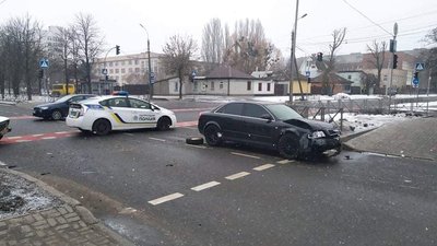 Через зіткнення двох автомобілів у Черкасах тимчасово обмежили рух Через зіткнення двох автомобілів у Черкасах тимчасово обмежили рух