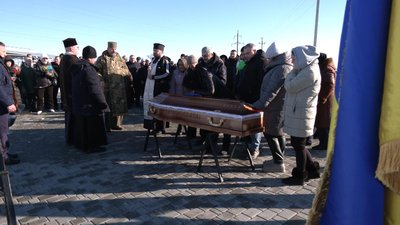 Більше року вважався безвісти зниклим: на Хмельниччині попрощалися з військовим Максимом Підгорним Більше року вважався безвісти зниклим: на Хмельниччині попрощалися з військовим Максимом Підгорним