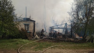 Будинок, гараж та автомобіль: рятувальники сім годин гасили пожежу на Харківщині Будинок, гараж та автомобіль: рятувальники сім годин гасили пожежу на Харківщині
