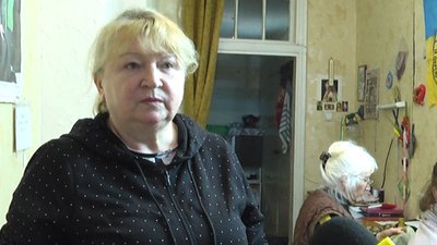 Волонтерки організації "Турбота про літніх" в Житомирі шиють для військових бандани та балаклави Волонтерки організації "Турбота про літніх" в Житомирі шиють для військових бандани та балаклави