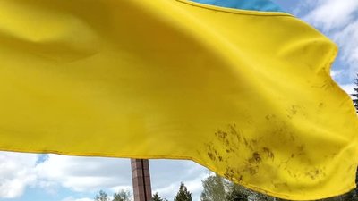 Наруга над державним символом: на Вінниччині чоловік витер руки прапором України